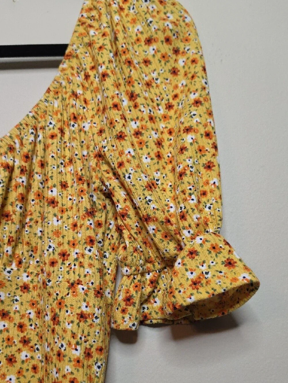Made With Love Yellow Floral Gathered Sweetheart Neckline Puff Sleeve Crop Top - Picture 4 of 8